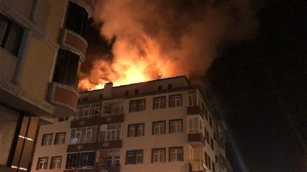 Apartmanın çatı katında çıkan yangın panik yarattı