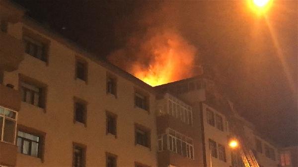 Apartmanın çatı katında çıkan yangın panik yarattı