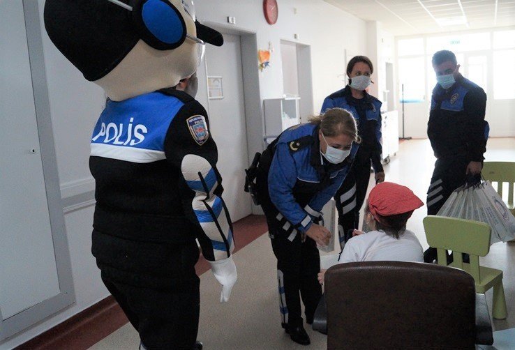 Aydın polisinden hasta çocuklara moral ziyareti