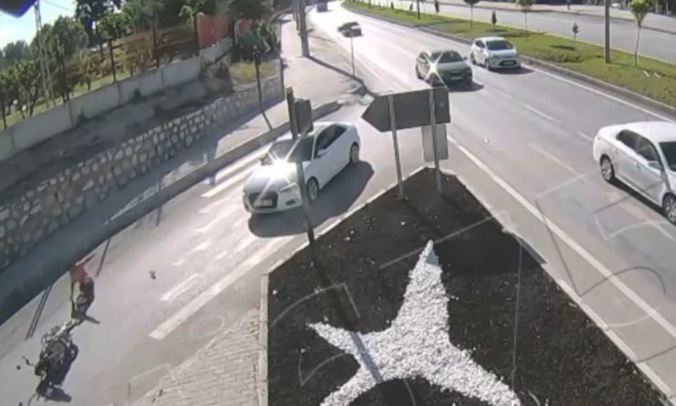 Motosikletli sürücülerin ölümden döndüğü anlar şehir polis kamerasında