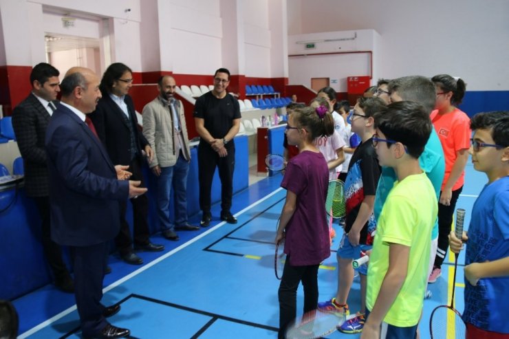 Kütahya’da ara tatildeki öğrenciler için badminton etkinliği