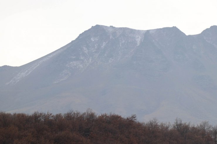 Hasan Dağı’na mevsimin ilk karı yağdı ama üreticiler tedirgin