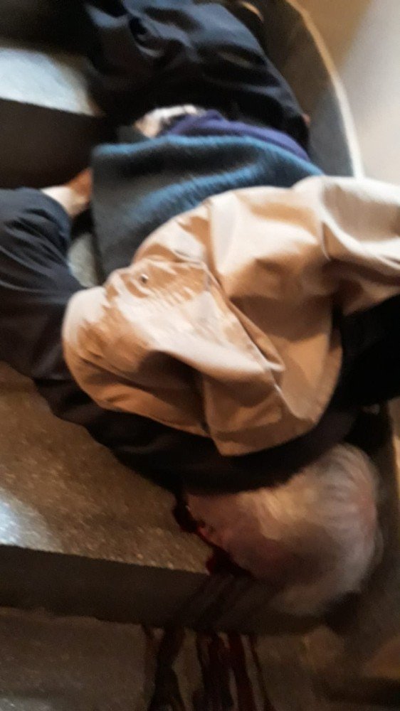 Camiye gitmek için evden çıkan yaşlı adam merdivenlerden düşerek hayatını kaybetti