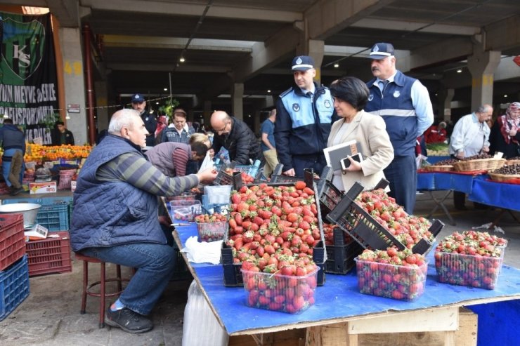Başkan Yardımcısı Solakoğlu Perşembe pazarında incelemelerde bulundu