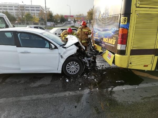 Otomobil, otobüse arkadan çarptı: 2 yaralı
