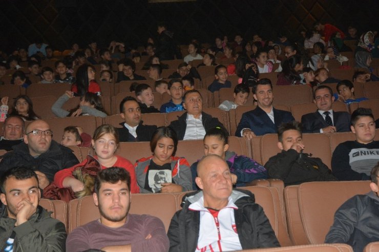Sporcular, ’Cep Herkülü: Naim Süleymanoğlu’nu izlediler