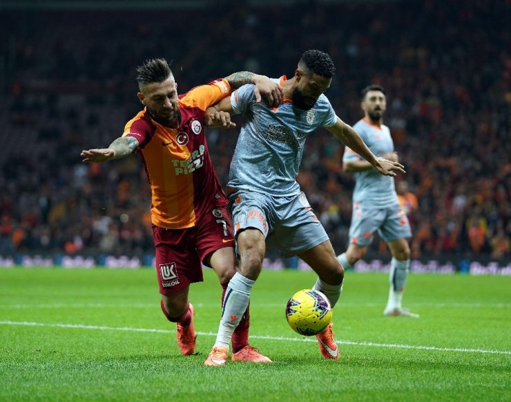 Süper Lig: Galatasaray: 0 - Medipol Başakşehir: 0 (İlk yarı)