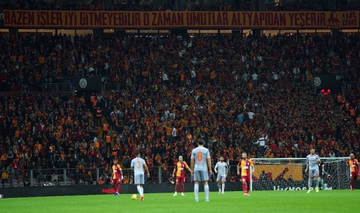 Süper Lig: Galatasaray: 0 - Medipol Başakşehir: 0 (İlk yarı)