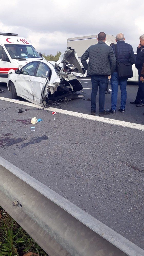 TEM Otoyolu Kavacık mevkiinde meydana gelen trafik kazasında araç ikiye bölündü. 2 kişinin ağır yaralandığı kaza sonrası itfaiyenin bölgedeki çalışması sürüyor.