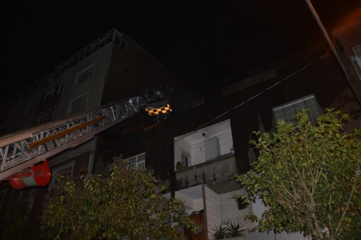 Beyoğlu’nda iki binanın çatısı alev alev yandı