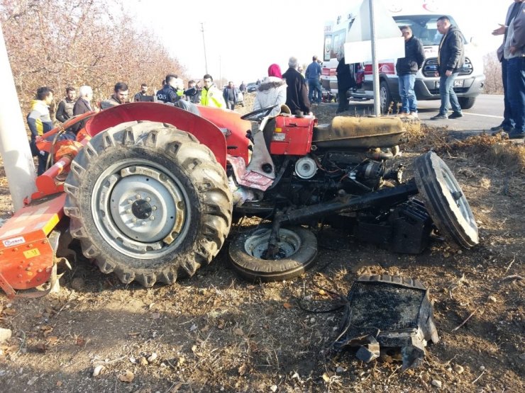 Otomobille traktör kafa kafaya çarpıştı: 1’i ağır 2 yaralı