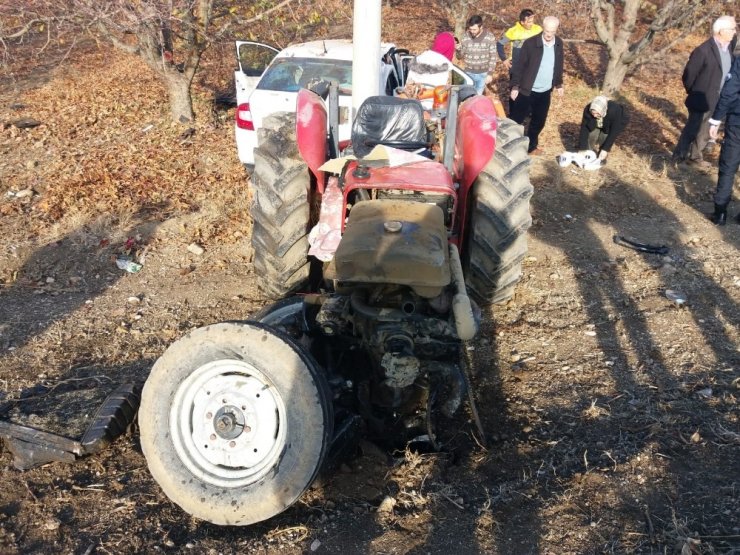 Otomobille traktör kafa kafaya çarpıştı: 1’i ağır 2 yaralı