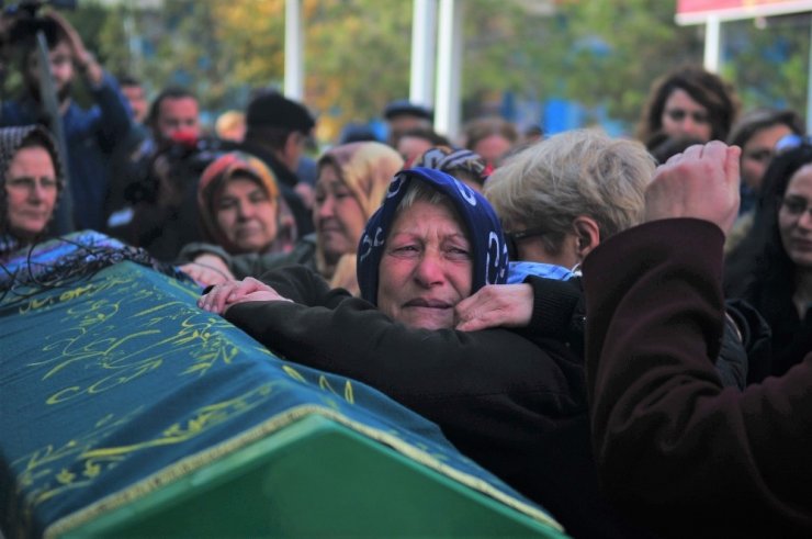 Cinayete kurban giden Ayşe Tuğba’nın cenazesi kadınların omzunda taşındı
