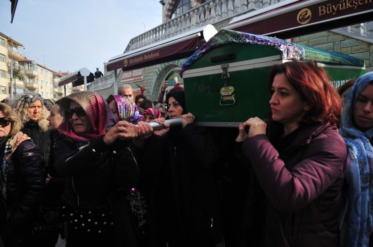 Cinayete kurban giden Ayşe Tuğba’nın cenazesi kadınların omzunda taşındı