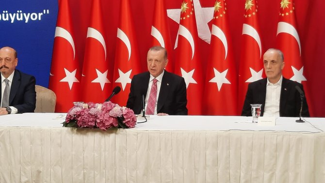 cumhurbaskani-recep-tayyip-erdogan-dolmabahce-calisma-ofisinde-yeni-asgari-ucrete-iliskin-aciklamalarda-bulundu.jpg