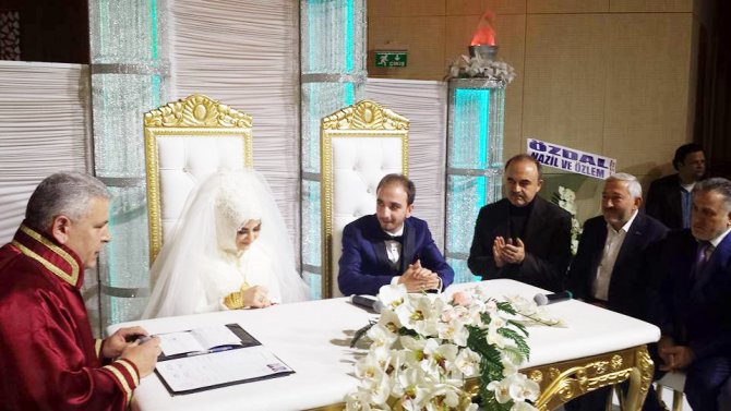 demirci-ailesinin-mutlu-gunu-1.jpg demirci-ailesinin-mutlu-gunu-1.jpg