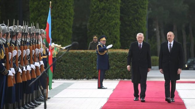 erdogan-azerbaycan-cumhurbaskani-aliyev-tarafindan-resmi-torenle-karsilandi-1.jpg