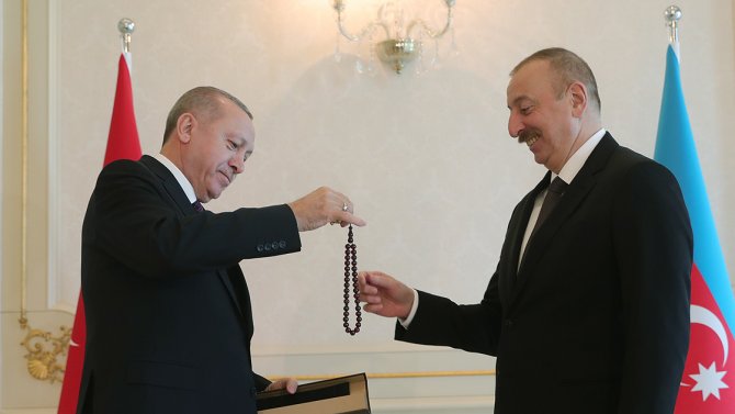 erdogan-azerbaycan-cumhurbaskani-aliyev-tarafindan-resmi-torenle-karsilandi-3.jpg