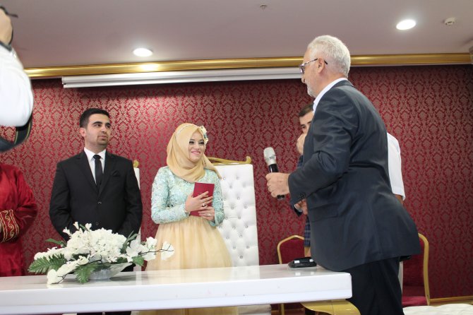 eski-il-milli-egitim-muduru-halil-sahin-oglunu-evlendirdi-3.jpg eski-il-milli-egitim-muduru-halil-sahin-oglunu-evlendirdi-3.jpg