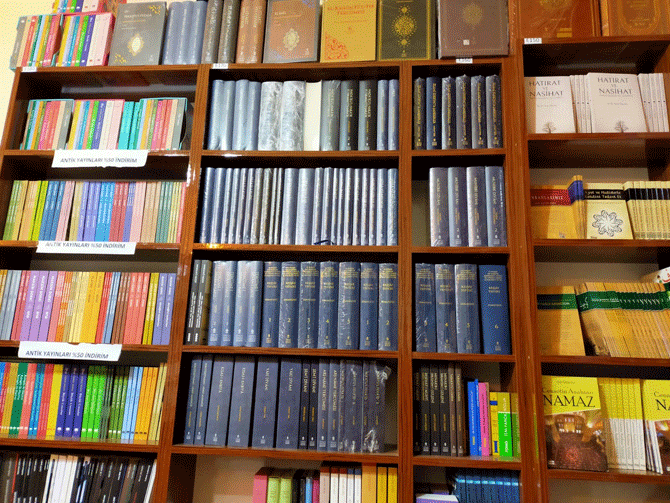 konyada-tarihi-konak-kitaplarla-bulustu-3.png