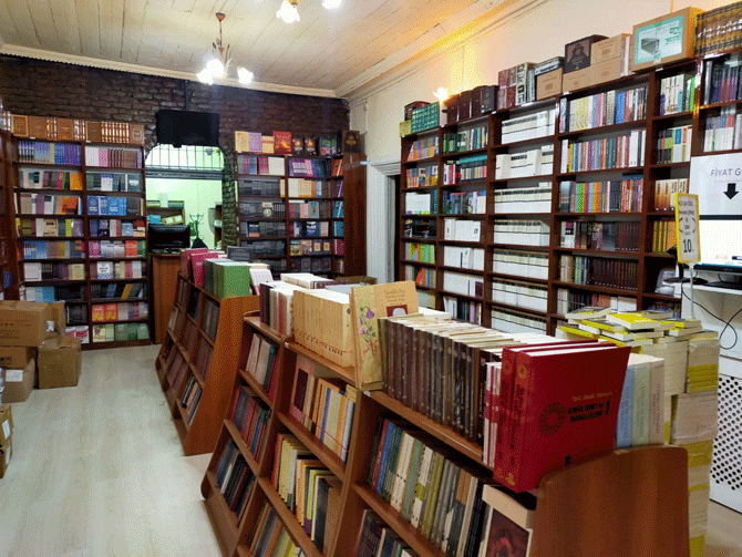 konyada-tarihi-konak-kitaplarla-bulustu-4.png